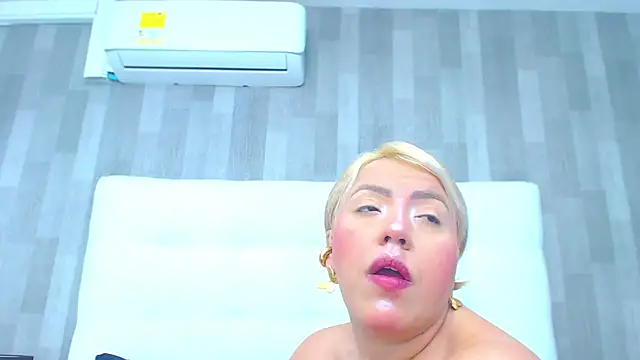 LeahMillerr online show from December 22, 1:36 pm