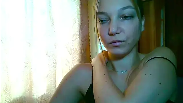 EmillyPlay online show from November 28, 10:40 am