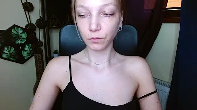 EmillyPlay online show from March 31, 9:09 am