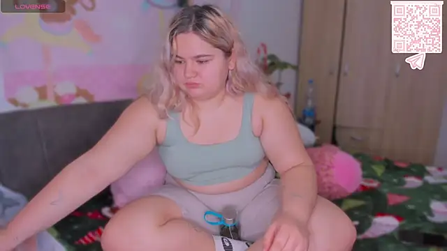 Freakcute  online show from January 7, 4:10 pm