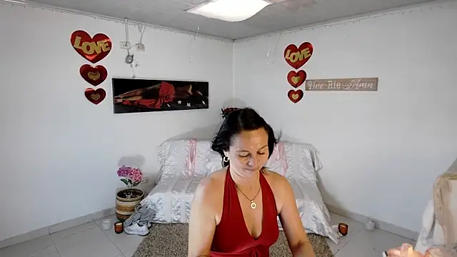 Latin Lola online show from April 16, 8:30 pm