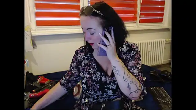 Snapshot of Alexie33 chatting on October 13, 9:34 am Alexie33 online show from October 13, 9:34 am