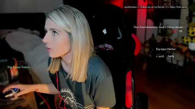 Snapshot of Lisaonthemoon chatting on October 2, 8:47 pm Lisaonthemoon online show from October 2, 8:47 pm