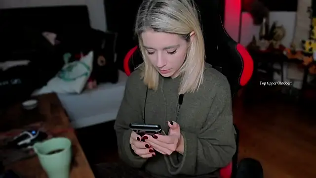 Snapshot of Lisaonthemoon chatting on October 4, 2:11 pm Lisaonthemoon online show from October 4, 2:11 pm