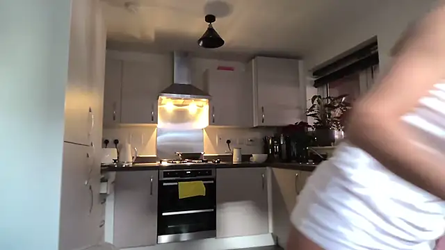 SweetMonicaUK online show from November 17, 11:44 am