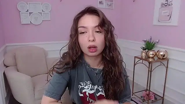 Snapshot of LucySkilar chatting on October 2, 4:28 am LucySkilar online show from October 2, 4:28 am