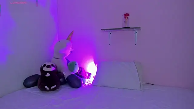 Oriana Guzman online show from November 18, 11:15 pm