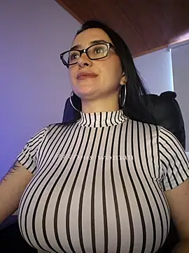 preetypeach online show from April 1, 8:39 pm