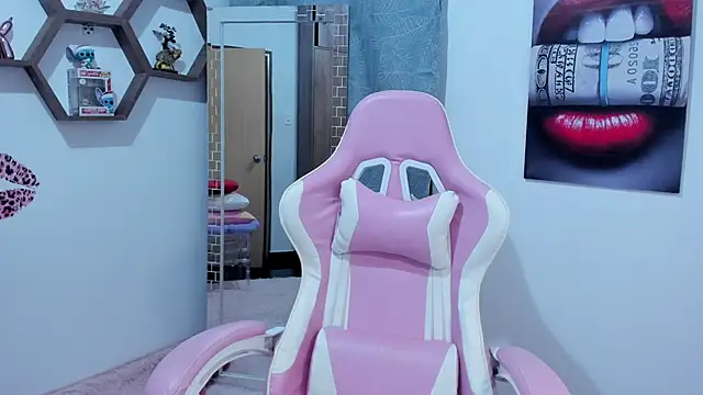 SharonSander online show from March 3, 11:00 pm