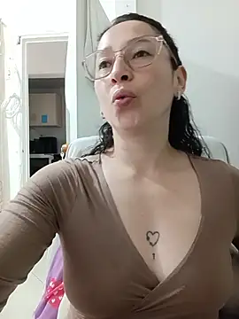 emilypoppy3 online show from July 18, 8:00 pm