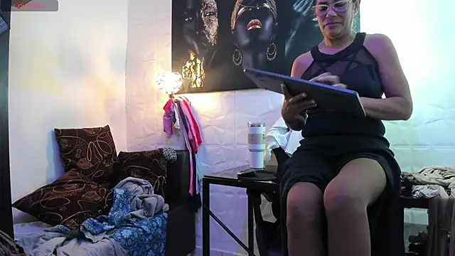 Snapshot of miss_lucero1 chatting on October 15, 5:10 am miss lucero1 online show from October 15, 5:10 am