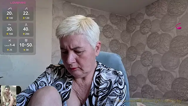 Snapshot of NicoleOlla chatting on October 19, 2:02 am NicoleOlla online show from October 19, 2:02 am