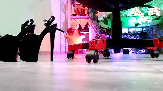 MonicaMaxwel online show from October 18, 1:36 pm