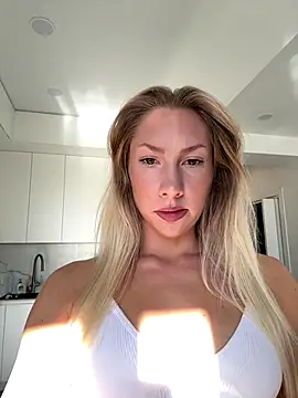 LuisaBecker online show from December 14, 9:48 am