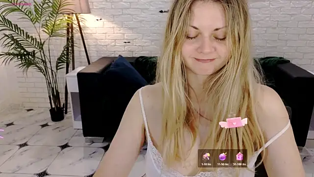 SmilingEmily  online show from October 18, 7:55 am