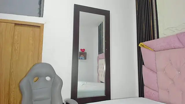 laurem-paulette online show from November 18, 7:15 pm