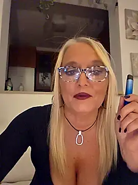 Snapshot of kikkastar chatting on October 2, 8:14 pm kikkastar online show from October 2, 8:14 pm