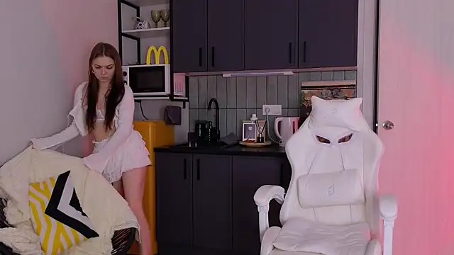 doll lol  online show from December 1, 6:32 pm