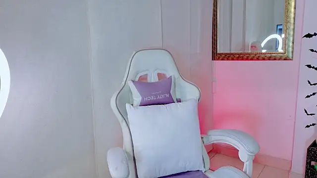 Madison Jackson online show from April 13, 7:47 pm