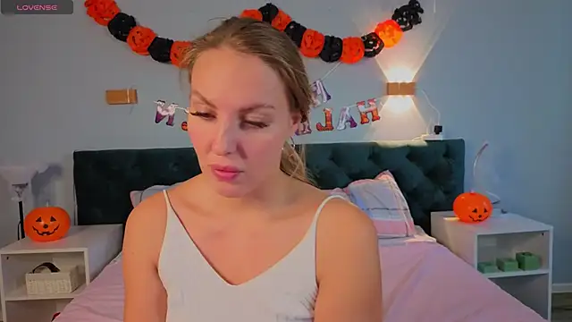 Kelly Hardy online show from October 27, 7:59 am