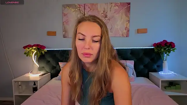 Kelly Hardy online show from July 15, 1:21 am