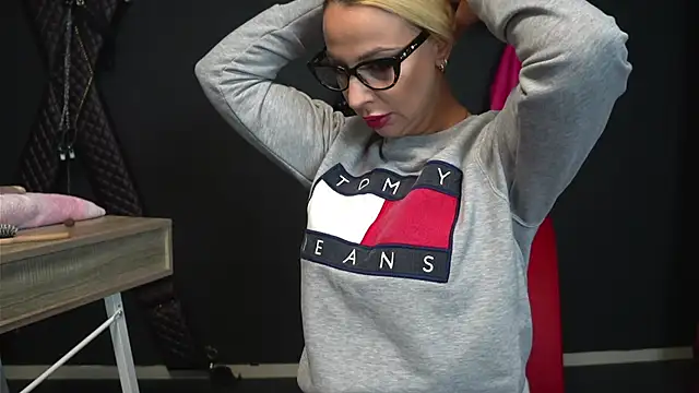 Snapshot of CelineConner chatting on October 7, 4:17 am CelineConner online show from October 7, 4:17 am