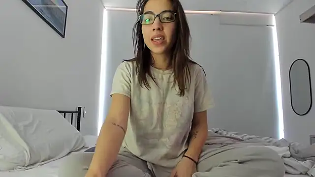 Sophi  a online show from February 5, 2:42 pm