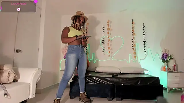 Snapshot of EmmaSanzz_ chatting on October 18, 11:35 am EmmaSanzz online show from October 18, 11:35 am