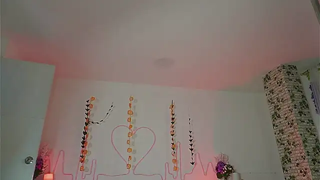 Snapshot of EmmaSanzz_ chatting on October 12, 11:45 am EmmaSanzz online show from October 12, 11:45 am