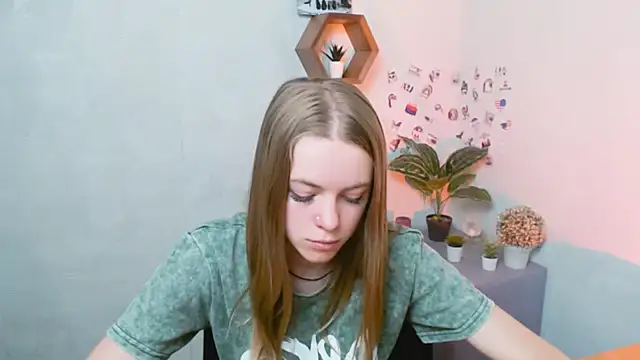 Snapshot of AliceFlirtt_ chatting on September 19, 9:08 am AliceFlirtt online show from September 19, 9:08 am