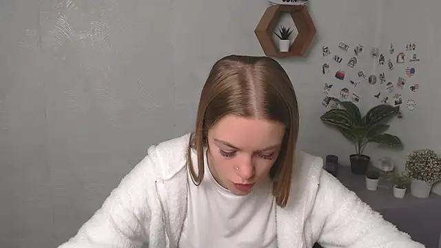 Snapshot of AliceFlirtt_ chatting on September 27, 9:05 am AliceFlirtt online show from September 27, 9:05 am