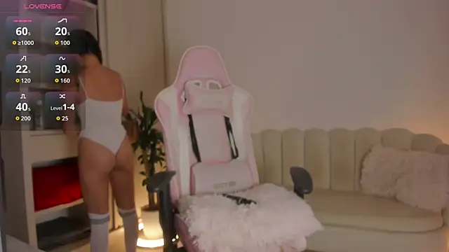 Snapshot of LittleSofia_ chatting on October 18, 3:20 am LittleSofia online show from October 18, 3:20 am