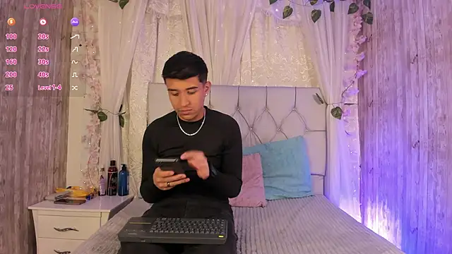 BradLovEmma  online show from November 12, 2:20 am