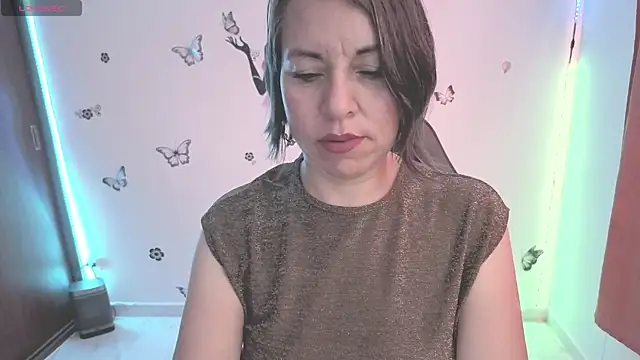 Lady breaks hearts online show from July 22, 2:07 pm