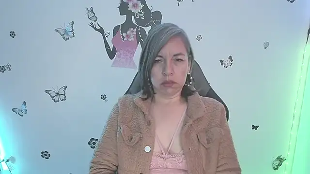 Lady breaks hearts online show from June 7, 12:12 pm