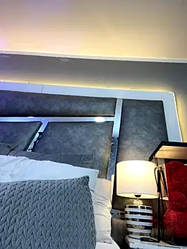 IsisLoveyes  online show from September 11, 3:45 pm