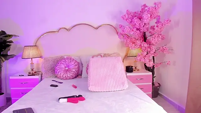 CahitlinBell online show from April 15, 5:08 am