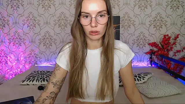 Snapshot of JulDoll chatting on October 19, 2:24 am JulDoll online show from October 19, 2:24 am