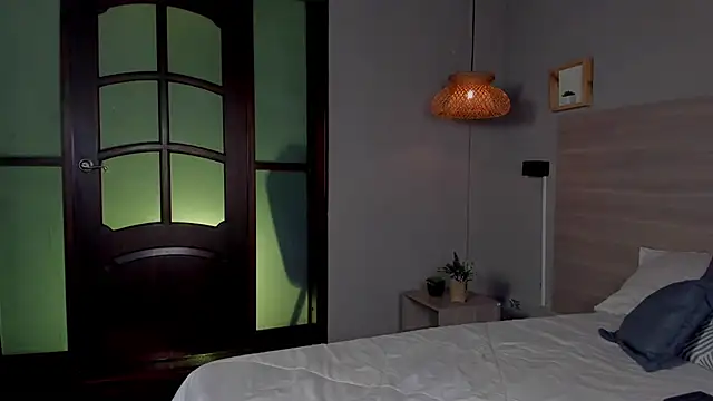 nayah   online show from December 4, 8:31 pm