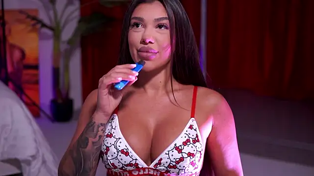 NatyDesiree online show from February 3, 7:40 pm