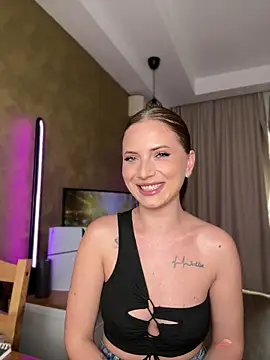 Snapshot of AvaGianna chatting on October 14, 7:44 am AvaGianna online show from October 14, 7:44 am