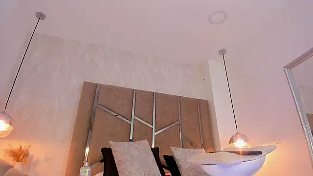 Martinaa Jones  online show from December 21, 1:15 pm