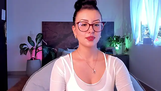 EmaSaenz online show from September 11, 9:04 pm