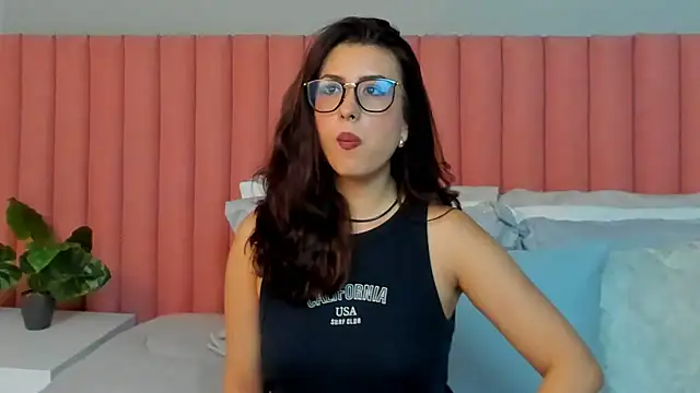 EmaSaenz online show from April 4, 9:13 pm