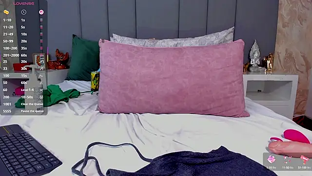 Snapshot of JulianaMiller chatting on September 22, 7:51 am JulianaMiller online show from September 22, 7:51 am