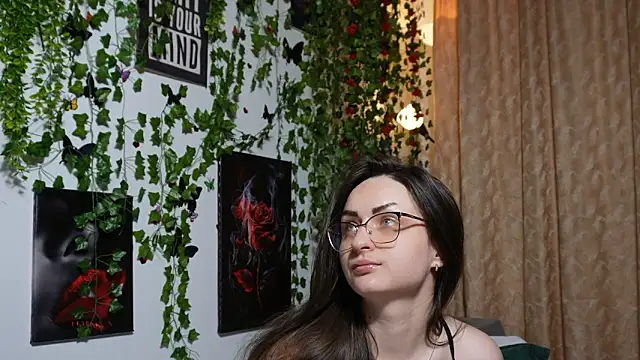 NaughtYHomemadE online show from October 24, 8:43 am