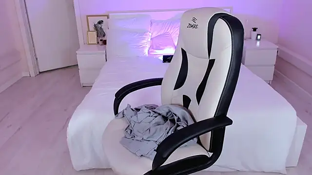 Lil Amelie online show from April 17, 8:16 am