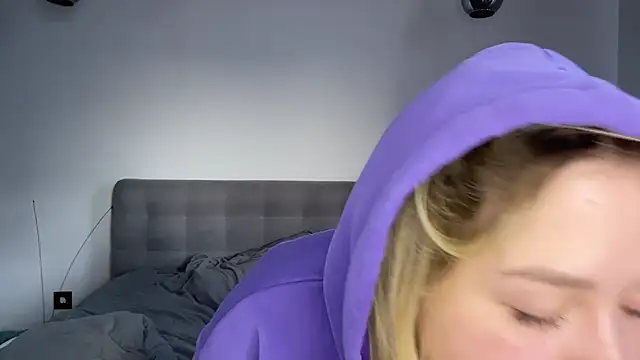 Embersweetbunny online show from January 18, 8:10 am