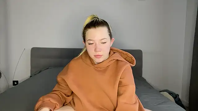 Embersweetbunny online show from December 4, 12:18 pm