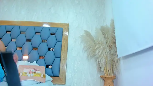 yayi derek online show from December 15, 12:10 pm